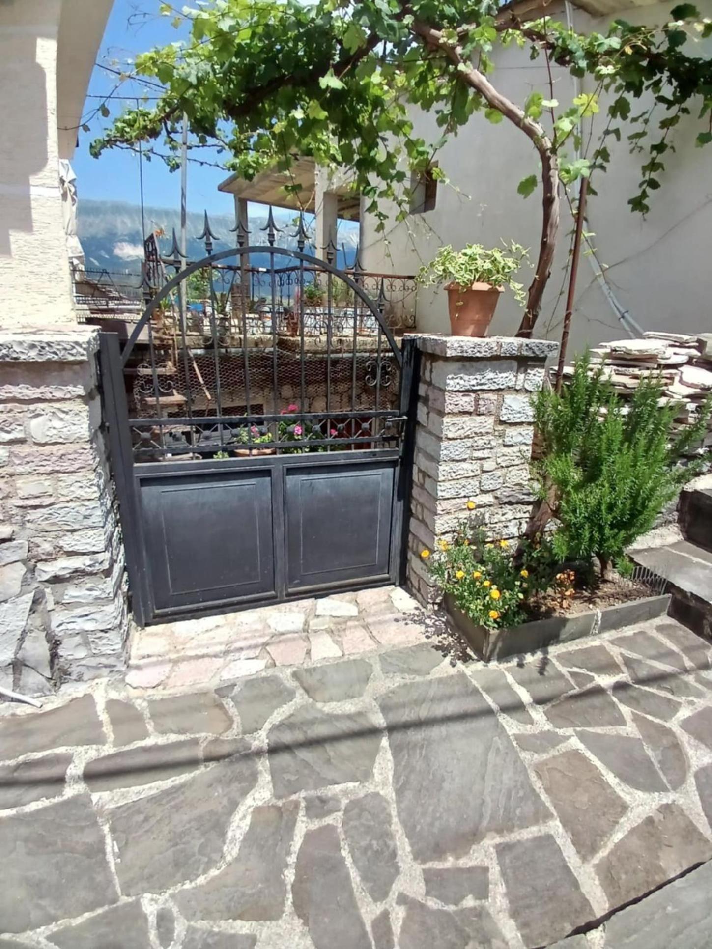 Eniguesthouse Gjirokastra Zewnętrze zdjęcie