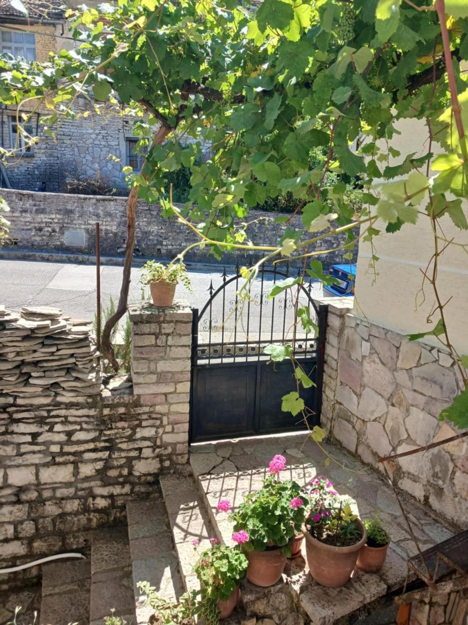 Eniguesthouse Gjirokastra Zewnętrze zdjęcie